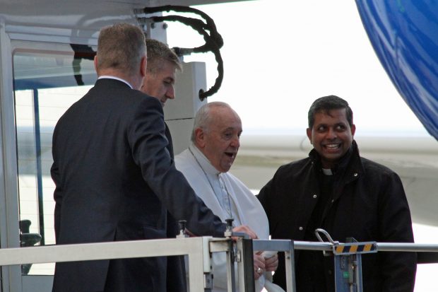 Papa Francisc a folosit liftul pentru a urca într-un avion spre Malta. Explicația Vaticanului