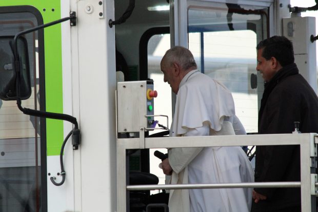 Pentru prima oară în pontificatul său, Papa Francisc a folosit un lift pentru a urca într-un avion. Explicațiile Vaticanului