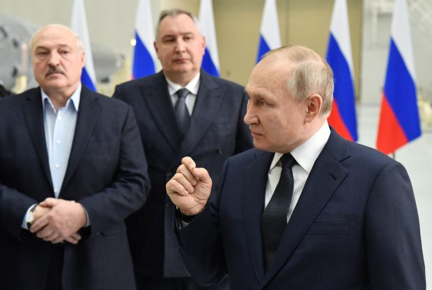 Negocierile Rusia-Ucraina, în impas. Consilierul lui Zelenski spune că „sunt dificile, dar continuă”, Putin îl contrazice: „au ajuns într-un punct mort”