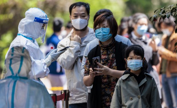 Shanghai vrea să oprească transmiterea comunitară COVID, până miercuri. Oamenii, tot mai frustrați din cauza măsurilor dure