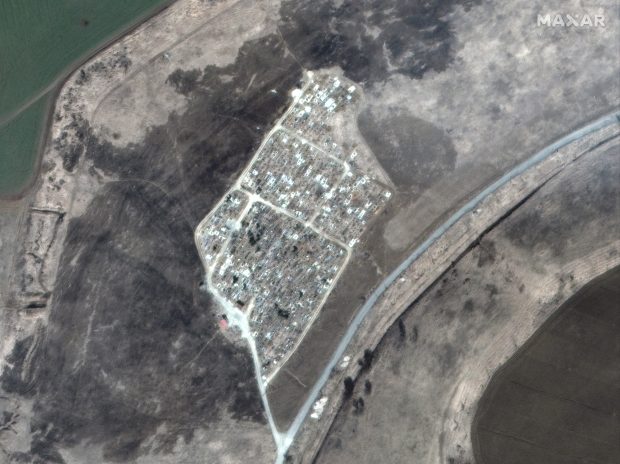 A treia groapă comună, descoperită lângă Mariupol. Primarul susține că locuitorii au fost obligați să o sape, în schimbul hranei