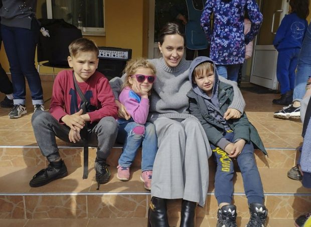Angelina Jolie se află în Ucraina. A vizitat un internat și un spital din Liov