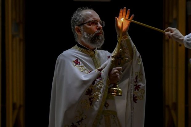 Lumina Sfântă de la Ierusalim a ajuns sâmbătă seara în România