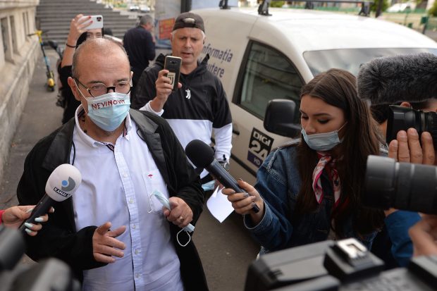 Primarul Piedone, ridicat din aeroport și dus la sediul DNA într-un dosar privind salubrizarea din sectorul 5. Era în avionul cu alarma de bombă