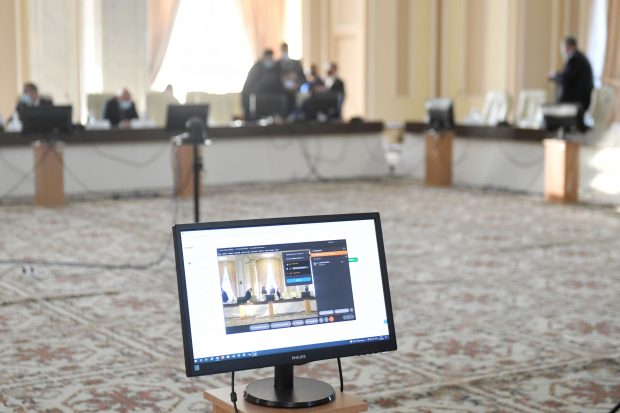 Rectificări și scuze: Comisia de buget și finanțe din Cameră nu vrea să-i crească salariul premierului, ci pe al unor funcționari publici