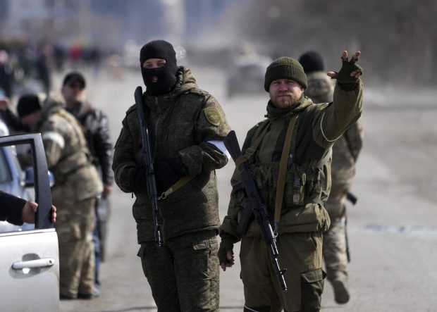 „Luptăm de o lună fără muniție nouă, fără apă, murim în haită”. Furia luptătorilor ucraineni din Mariupol care acuză Kievul că i-a abandonat