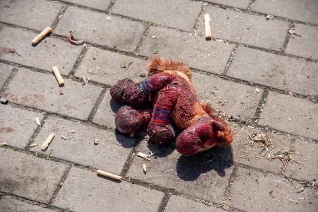 O jucărie de pluș din gara Kramatorsk, trimisă la ONU ca simbol al uciderii copiilor ucraineni de către ruși