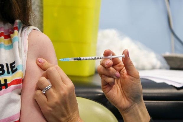 Curiosul caz al unei femei care a făcut COVID la interval de doar 3 săptămâni