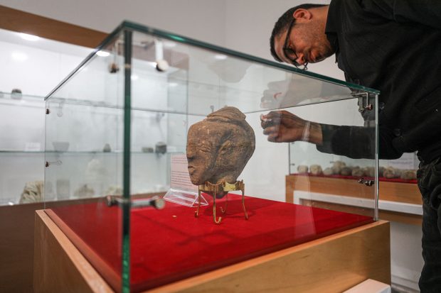 Un fermier palestinian a găsit o statuetă  veche de 4.500 de ani, ce înfățișează o zeiță, în timp ce își lucra pământul