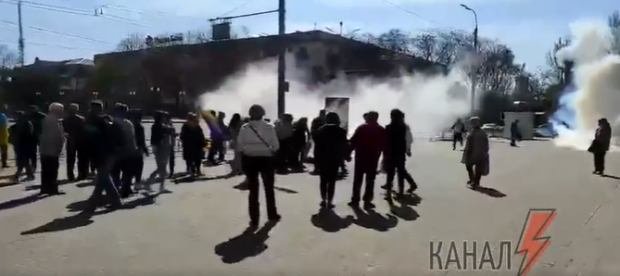 VIDEO | Soldații ruși au deschis focul asupra unor civili ucraineni care protestau pașnic la Herson
