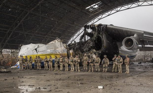 Cum au ajutat americanii Kievul să își protejeze avioanele, sistemele antiaeriene și să doboare un avion rusesc de transport cu sute de soldați la bord