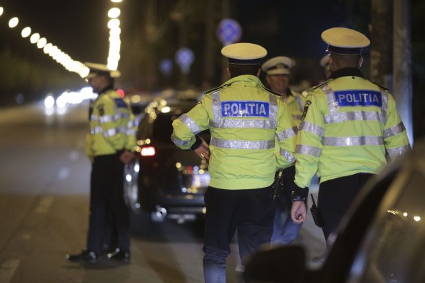 Ouă, cașcaval, puțin gem și-o bibilică. Rețeta de șpagă a unui șef din Poliția Română care „ciripea” din dosare. Beneficiarul informațiilor s-a sinucis
