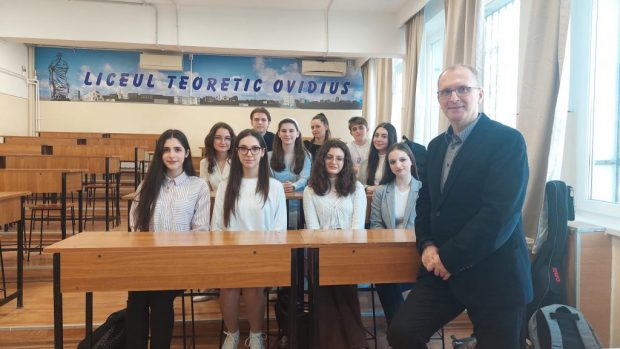 Zece elevi din Constanța au câștigat un concurs organizat de NASA. Nu au însă bani să meargă să-și ridice premiul