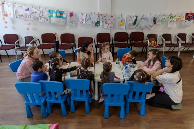 Cum le explică părinții ucraineni copiilor „vacanța” din România: „Ei știu că armata rea a venit în țara noastră și că armata noastră îi ceartă”