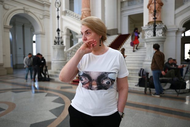 Mamă care și-a pierdut fiica la Colectiv, după noua amânare a sentinței: „Vinovații vor petrece Paștele acasă, cu familia. Noi punem un tacâm în plus la masă”