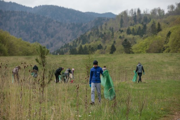 50 de ucraineni au strâns gunoaiele din locul preferat de picnic al brașovenilor, pentru 1 Mai. „Vă întoarcem ajutorul!”