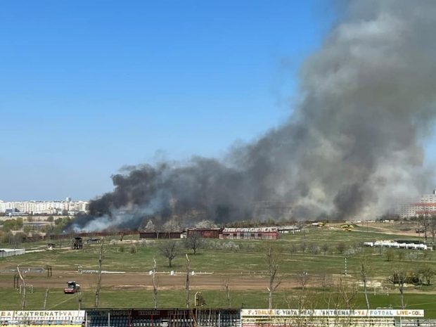 Incendiu în Delta Văcărești. Pompierii intervin cu mai multe autospeciale