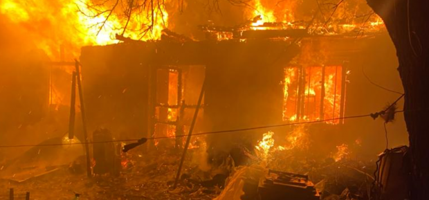 Doi frați din Neamț au murit noaptea trecută într-un incendiu violent. Casa s-a prăbușit după ce două butelii au explodat