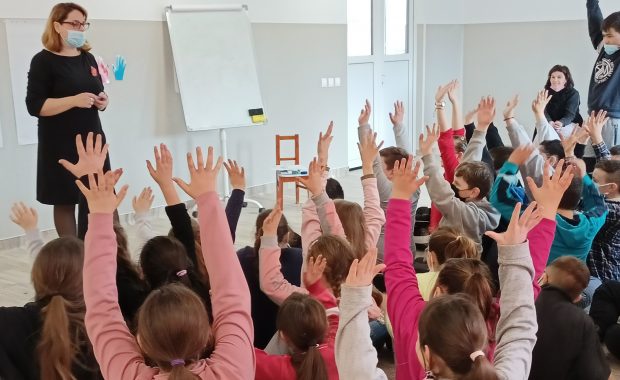 Metoda prin care o învățătoare dintr-un sat din Cluj îi ajută pe elevi să-și înțeleagă emoțiile: „Afirmațiile pozitive pot vindeca”