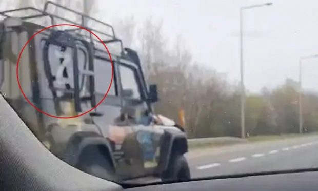 Coloană condusă de o mașină cu litera Z, cu steaguri ale Rusiei, pe o autostradă din Irlanda: „E absolut dezgustător!”