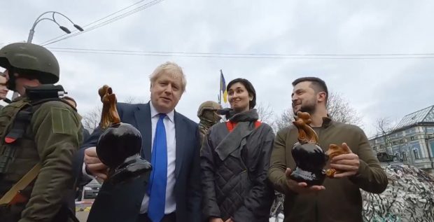 Cum a devenit un cocoș din ceramică simbolul rezistenței ucrainene. Boris Johnson a primit unul în timpul vizitei la Kiev