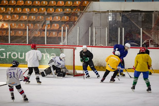 REPORTAJ. 25 de juniori ucraineni refugiați s-au înscris la Galați la clubul de hochei, ca să practice același sport ca acasă