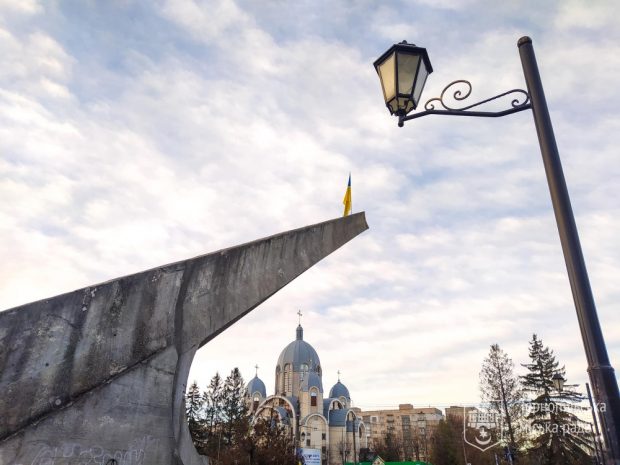 Un avion de vânătoare MiG-17, simbol sovietic, dat jos de pe soclul din centrul orașului Ternopil: „Aici facem monument pentru eroii noștri”