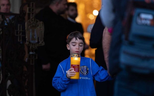 Lumina Sfântă, trimisă din România în Ucraina, pentru prima oară. Patriarhul Daniel: „Să o răspândim prin cuvinte de încurajare, prin fapte de ajutorare”