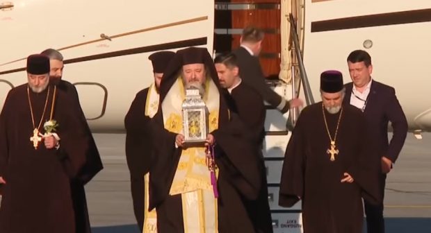 Lumina Sfântă a ajuns în România. Urmează să fie împărțită la parohiile din țară și, pentru prima oară, trimisă în Ucraina