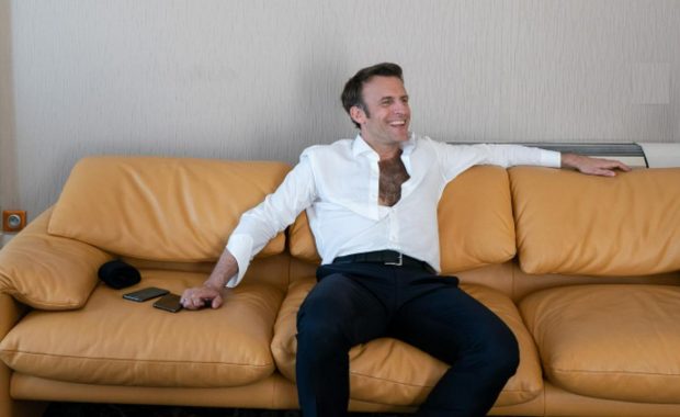 Ipostaza relaxată în care a fost fotografiat Emmanuel Macron înainte de turul al doilea al prezidențialelor din Franța