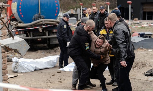 „Sunt pantofii lui!” Urletul disperat al mamei care și-a găsit fiul răpit de ruși într-o canalizare, la Buzova, lângă Kiev