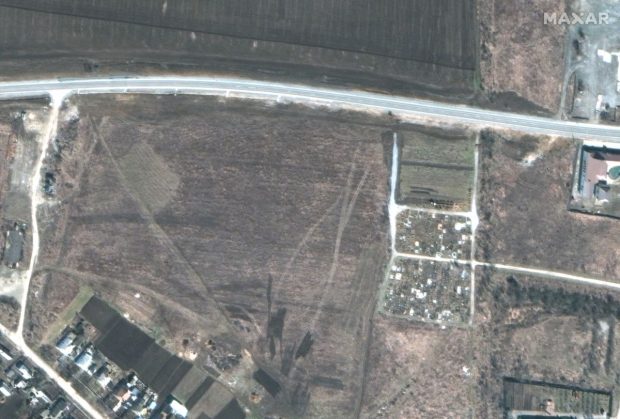 Estimare sumbră: Până la 9.000 de oameni, în gropile comune săpate de ruși lângă Mariupol