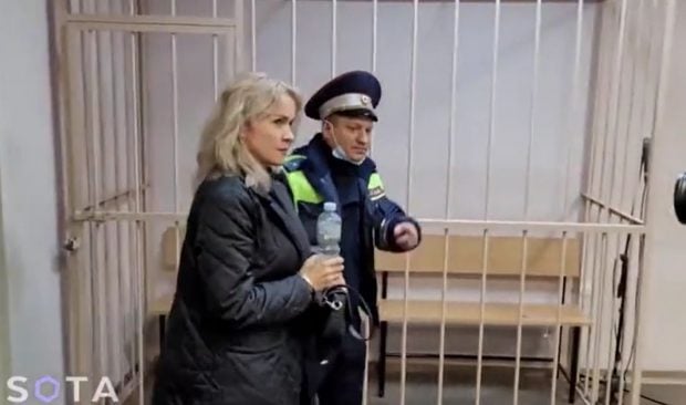 Încătușată în fața instanței. O jurnalistă rusă a fost arestată după ce a relatat despre moartea civililor din Mariupol