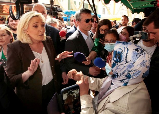 Alegeri Franța | Le Pen a promis că va interzice vălul musulman. Propunerea îi afectează campania și îi oferă muniție lui Macron pentru turul II