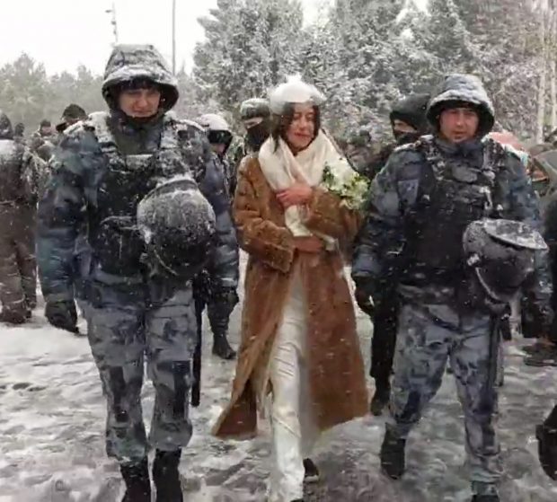 VIDEO | O tânără în rochie de mireasă care protesta împotriva războiului, săltată de polițiști la Moscova. Peste 170 de oameni arestați azi în Rusia