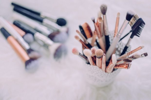 Cum amenajezi o zonă de make-up în dormitor? Măsuțele de machiaj, printre achizițiile de bază
