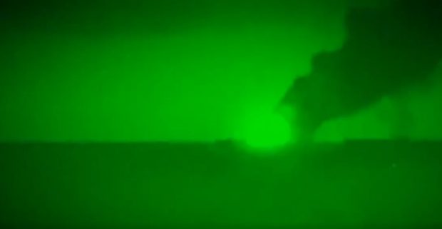 Momentul în care nava-amiral a flotei ruse din Marea Neagră este cuprinsă de flăcări