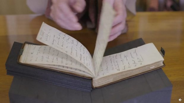 Caiete rare care i-au aparținut lui Charles Darwin, returnate de un anonim către Universitatea Cambridge. Mesajul misterios care însoțea coletul