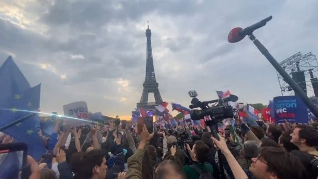 Explozie de bucurie în centrul Parisului. Momentul în care a fost anunțat rezultatul alegerilor
