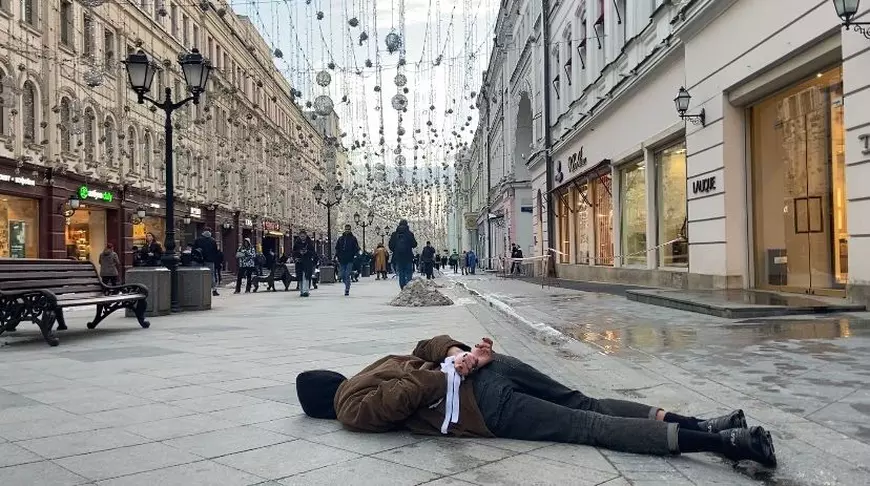 VIDEO Protest la Moscova față de masacrul din Bucha: un ostatic civil mort cu mâinile legate a apărut în patru locuri faimoase din capitala Rusiei