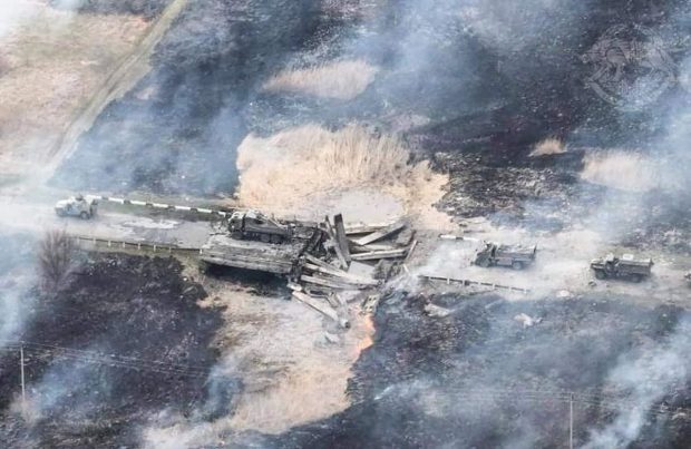 Un pod traversat de o coloană de vehicule militare rusești a fost detonat de forțele ucrainene, anunță Kievul
