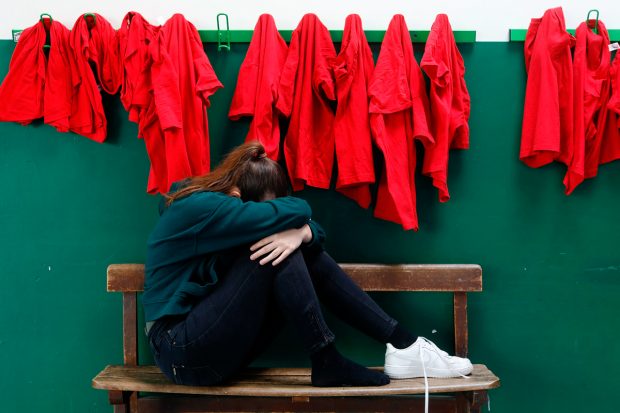 Elevele agresate sexual în sala de clasă de profesorul de istorie, despăgubite doar pe hârtie. Instanța: „Nu a avut bani”