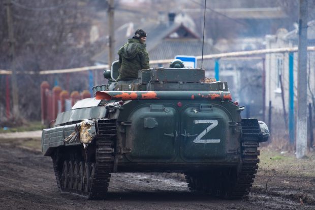 Ucraina le dă bani și documente noi soldaților ruși care își predau armamentul. Cât e recompensa pentru un tanc sau un elicopter