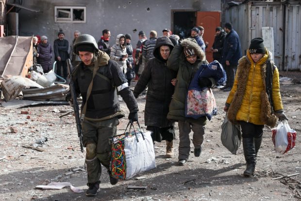 Tânără ucraineană reținută după ce a mințit oamenii că-i poate scoate din Mariupol. Câți bani le cerea