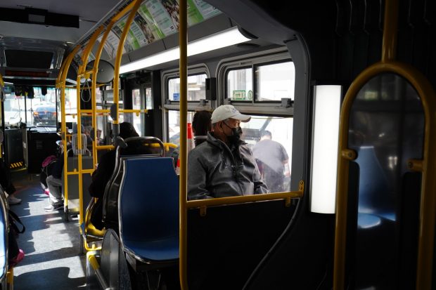 Americanii nu mai trebuie să poarte mască în transportul public. Decizia aparține unei judecătoare din Florida