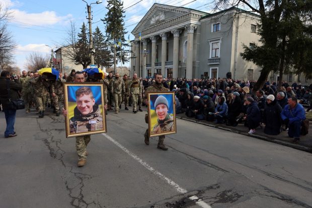 Doi frați ruși stabiliți în Ucraina, plânși de un sat întreg după ce au murit luptând împotriva armatei lui Putin