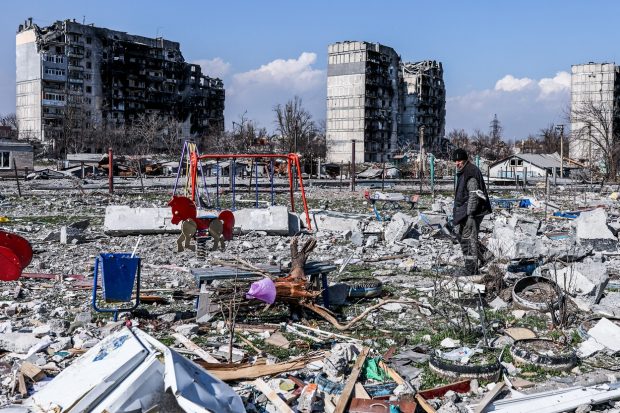 Rușii nu permit accesul în Mariupol pentru a ascunde miile de victime, spune Zelenski. „Au ars familii întregi”