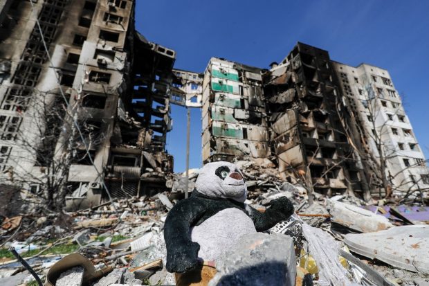 Șocul unui medic din Kiev: „Am avut familii întregi rănite de explozibilul ascuns în jucării de pluș”