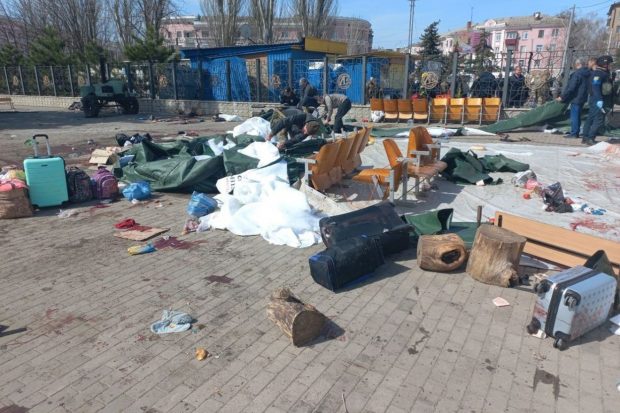 Mărturii ale supraviețuitorilor atacului din gara Kramatorsk. „Am văzut cadavre peste tot”