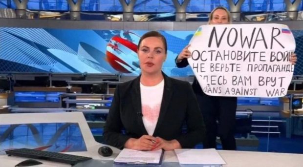Jurnalista rusă care a protestat în direct la TV a fost angajată de o prestigioasă publicație germană
